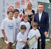 Beata Morkowska-Krzciuk, head of HR for Hydro Extrusions in Poland and Łukasz Winiarek, managing director at Hydro extrusion plant in Łódź, handed over the ceremonial check to Happy Kids.